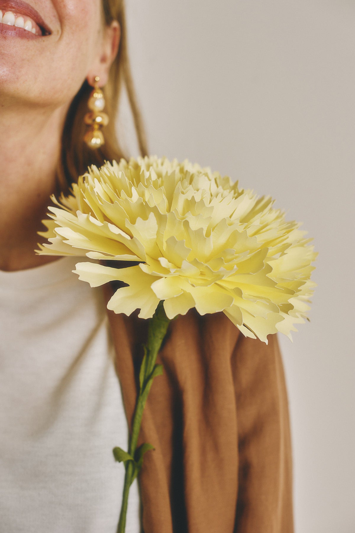 Broche Clavel Amarillo con tallo