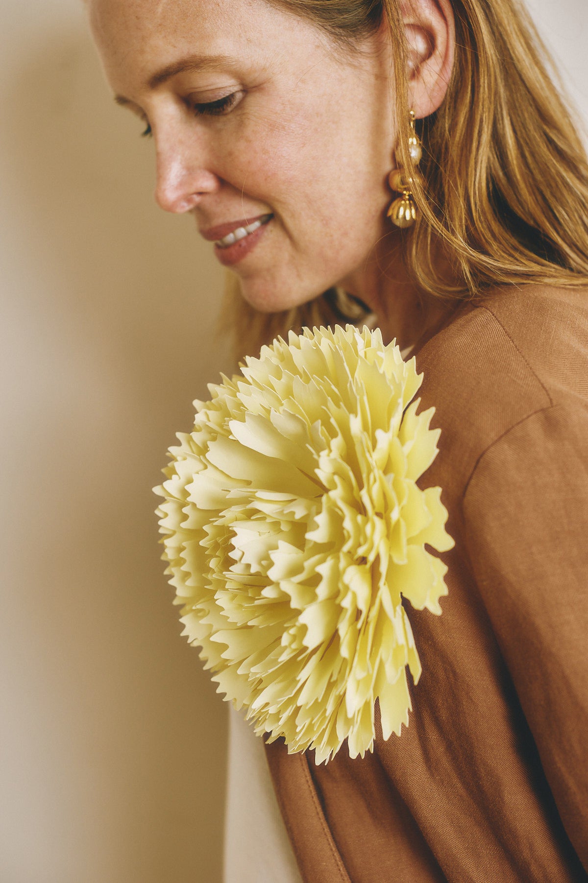Broche Clavel Amarillo