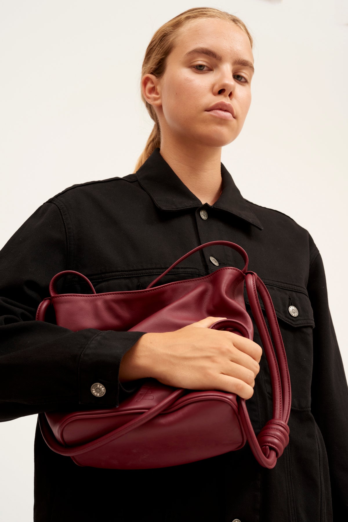 BUCKET BAG M GARNET