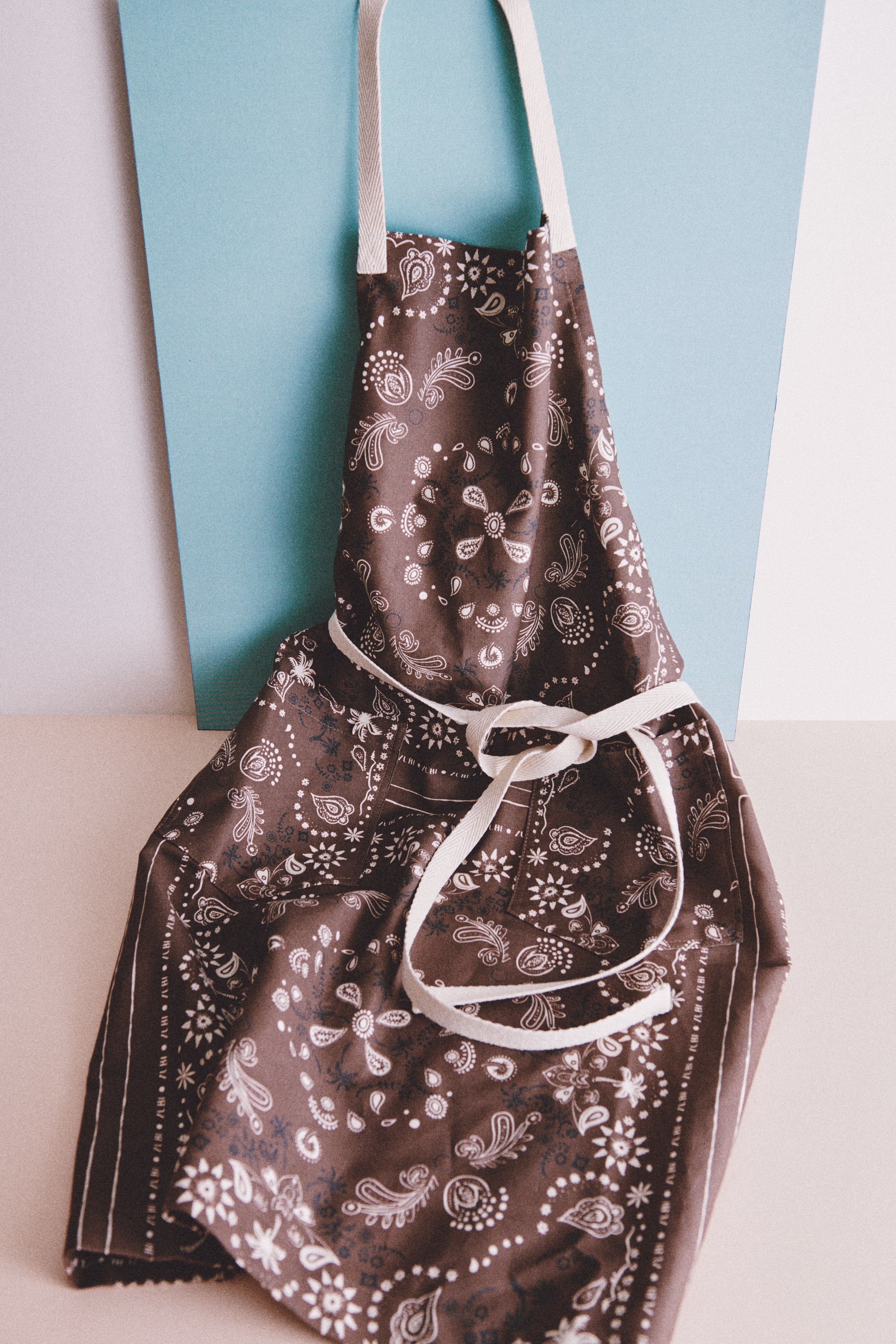 MANDIL BANDANA MARRON