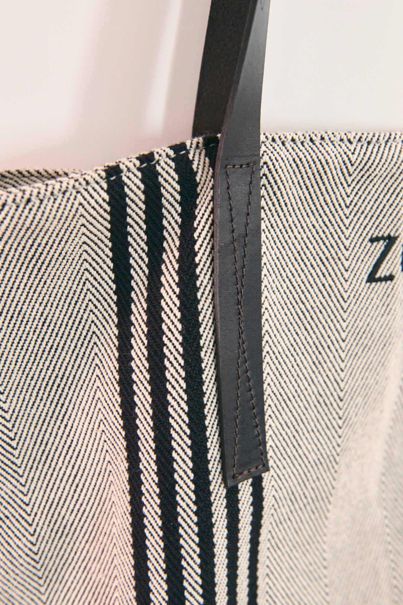 TOTE RAYAS BLANCO Y NEGRO