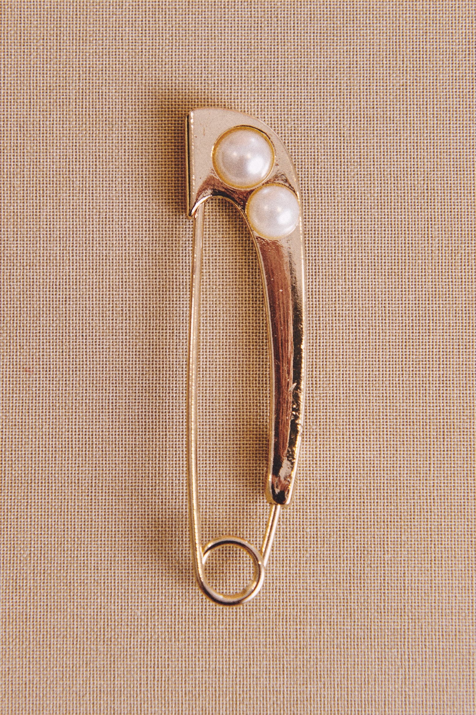 Broche imperdible con perlas