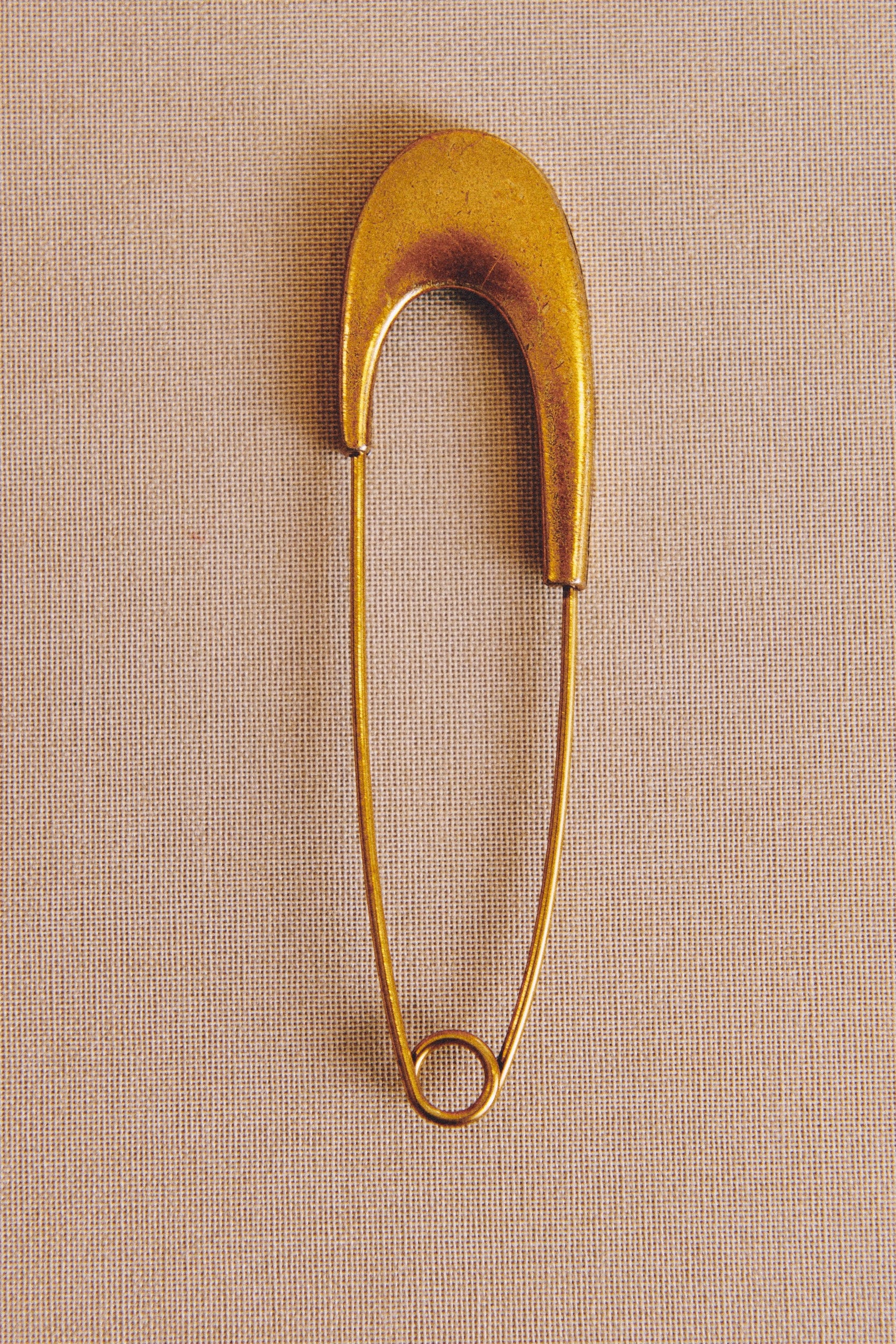 Broche imperdible dorado