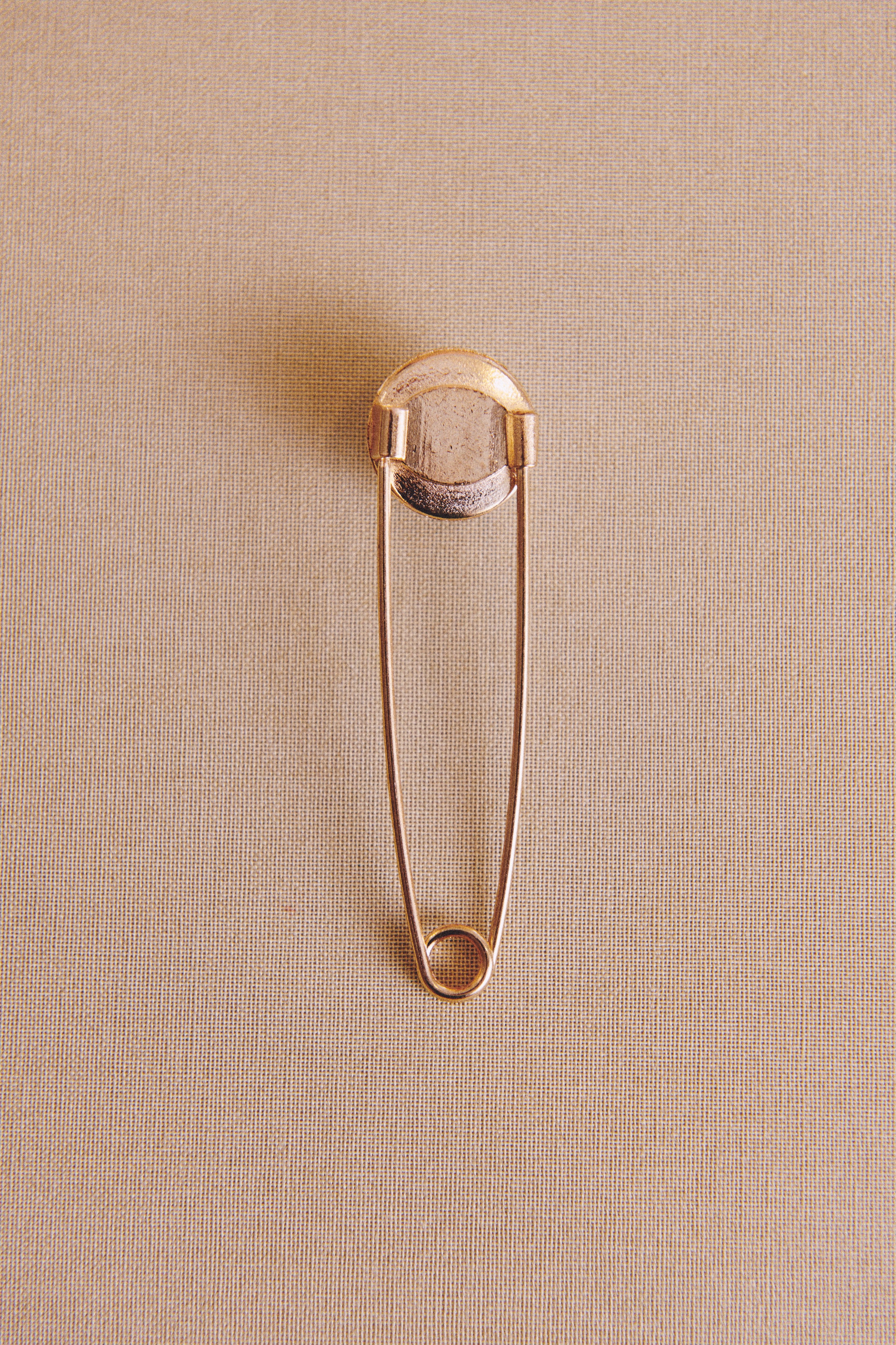 broche dorado ZUBI