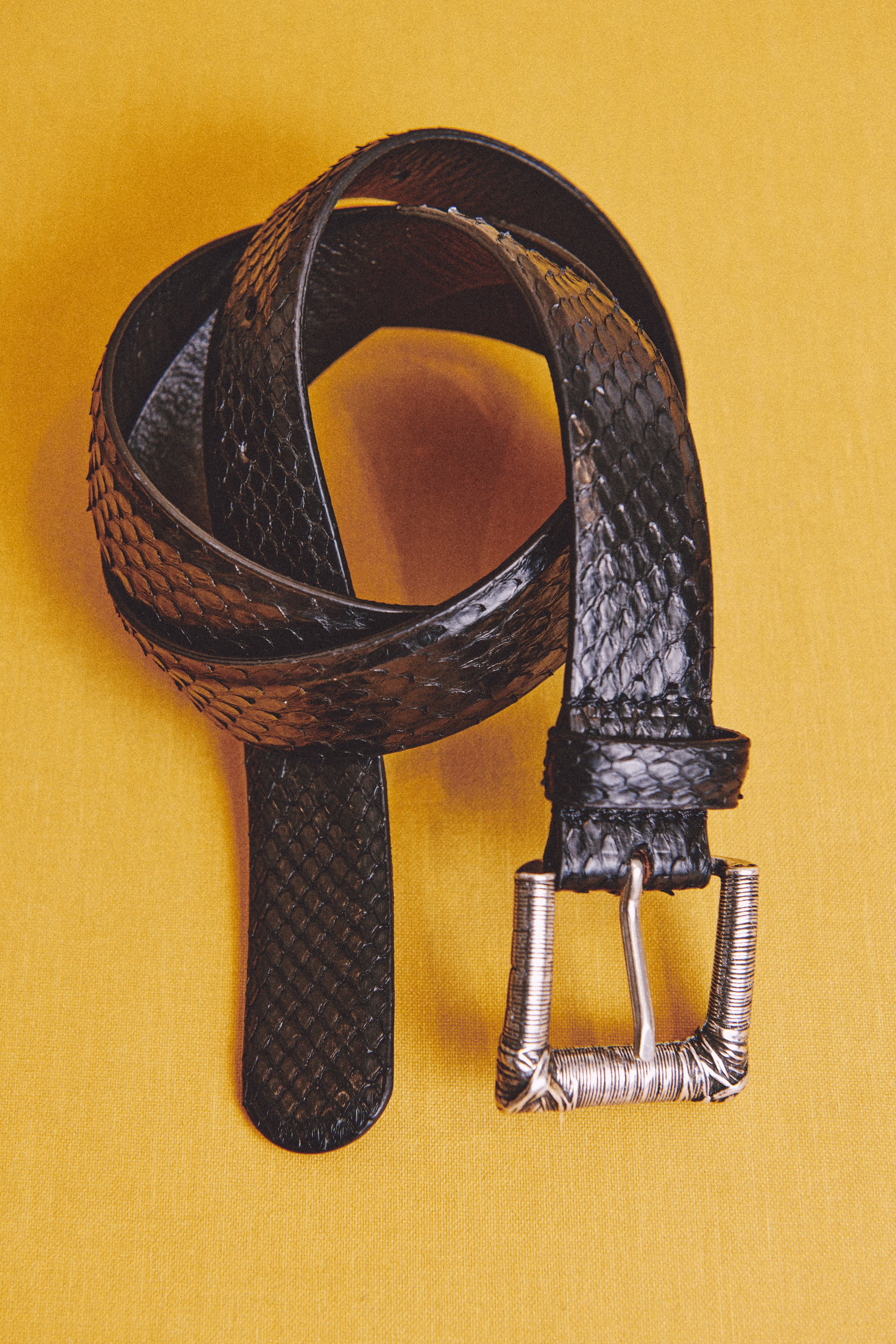 cinturón pitón negro de ZUBI