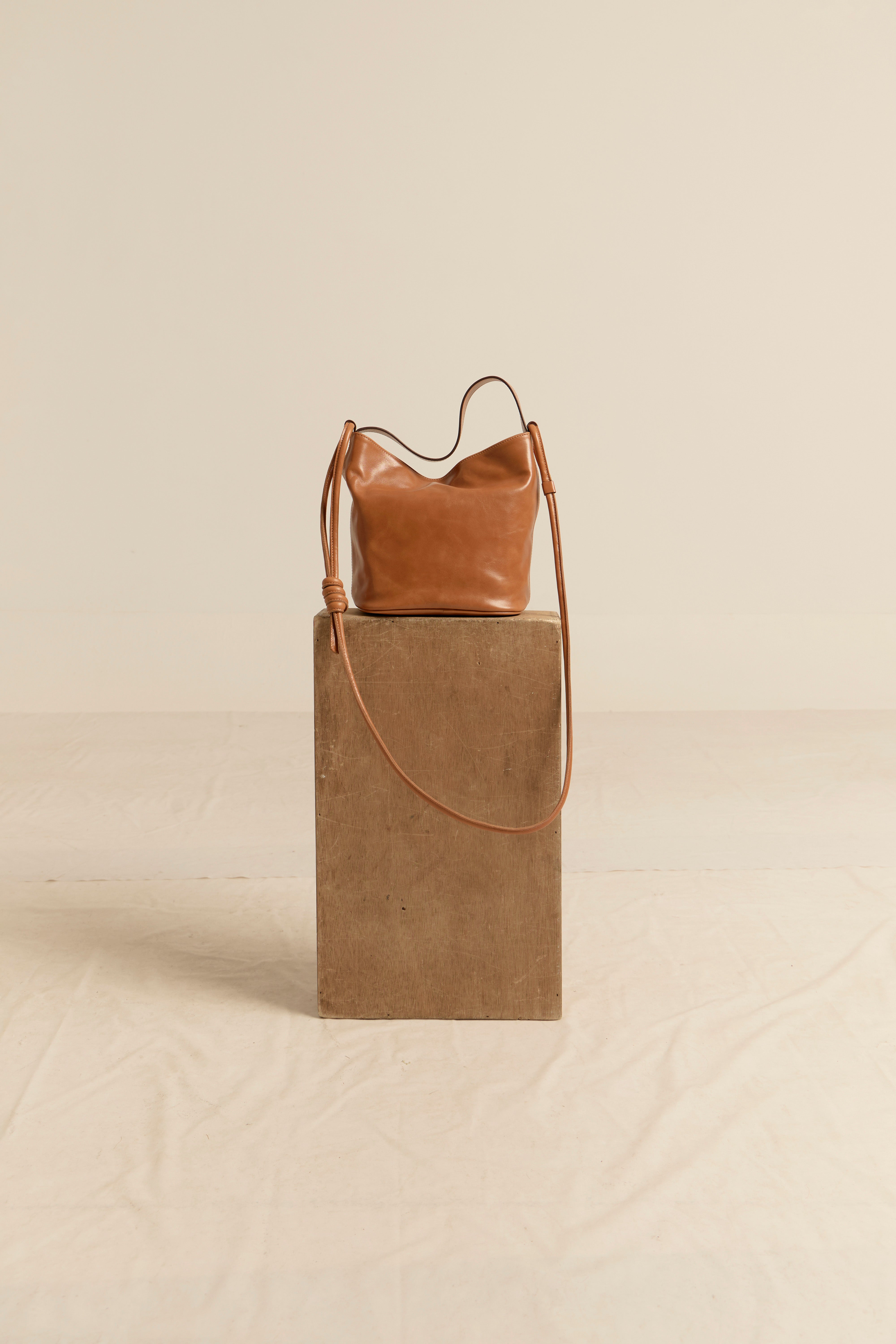 BOLSO CUBO L COGNAC