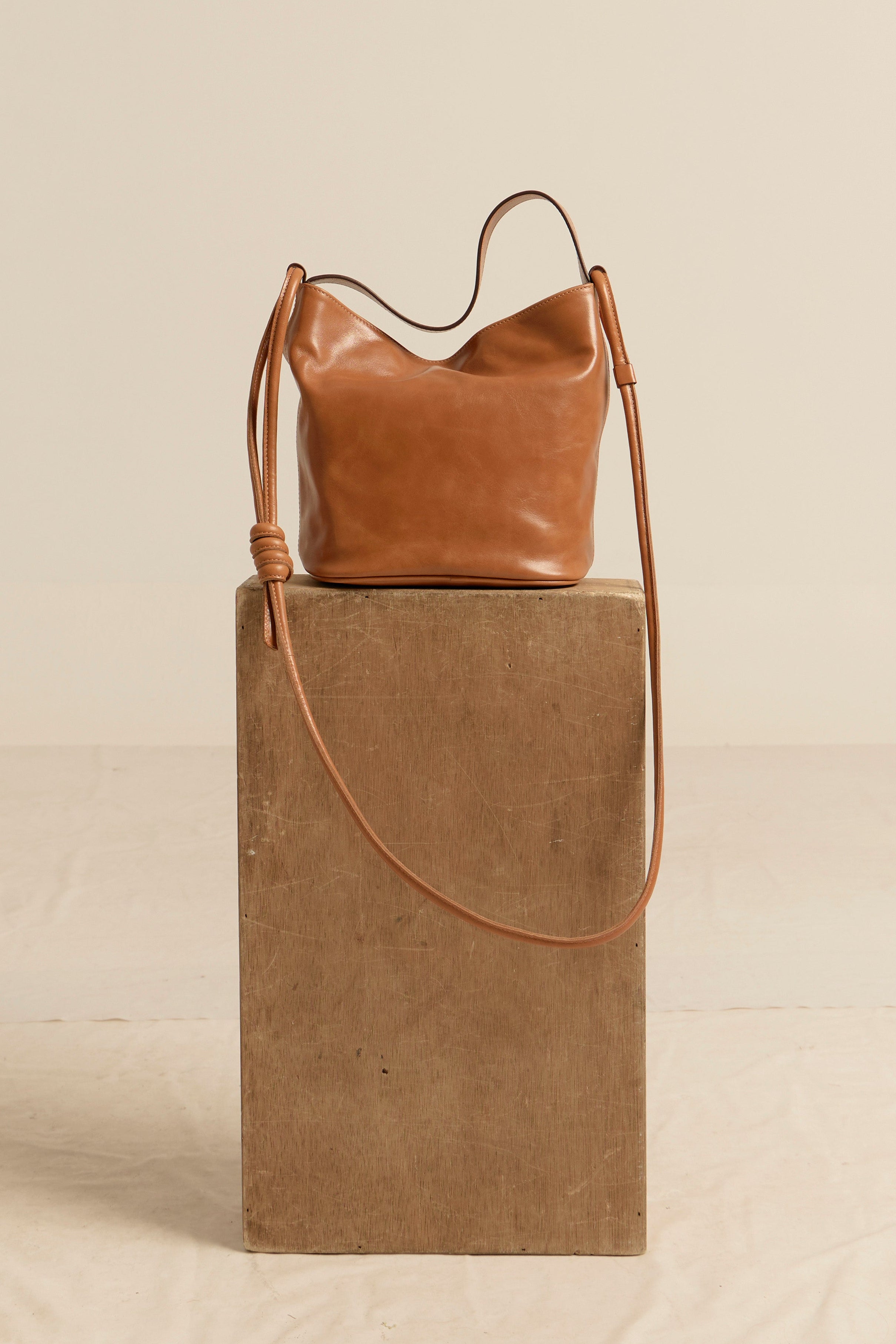 BOLSO CUBO M COGNAC ANILINA