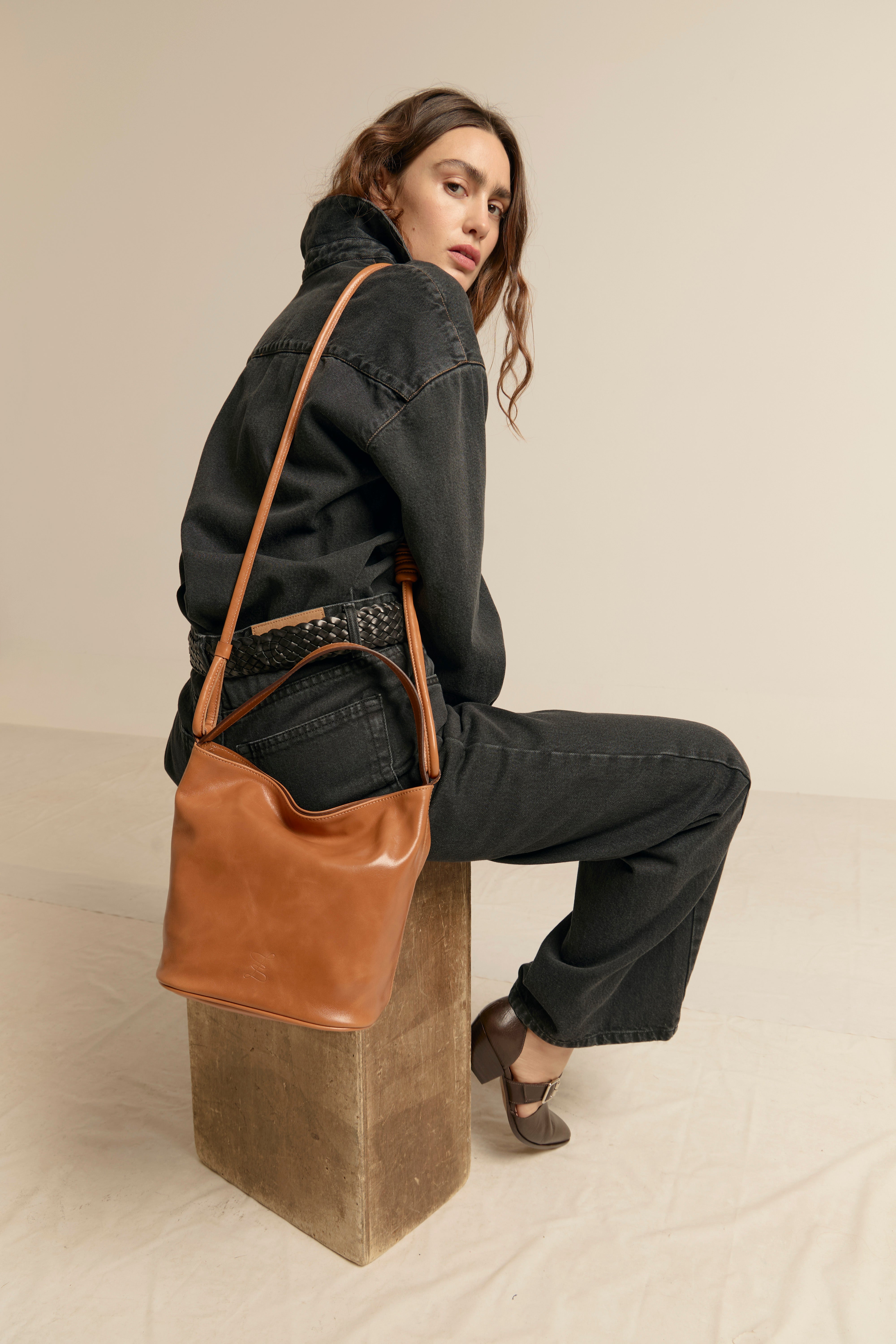 BOLSO CUBO M COGNAC ANILINA