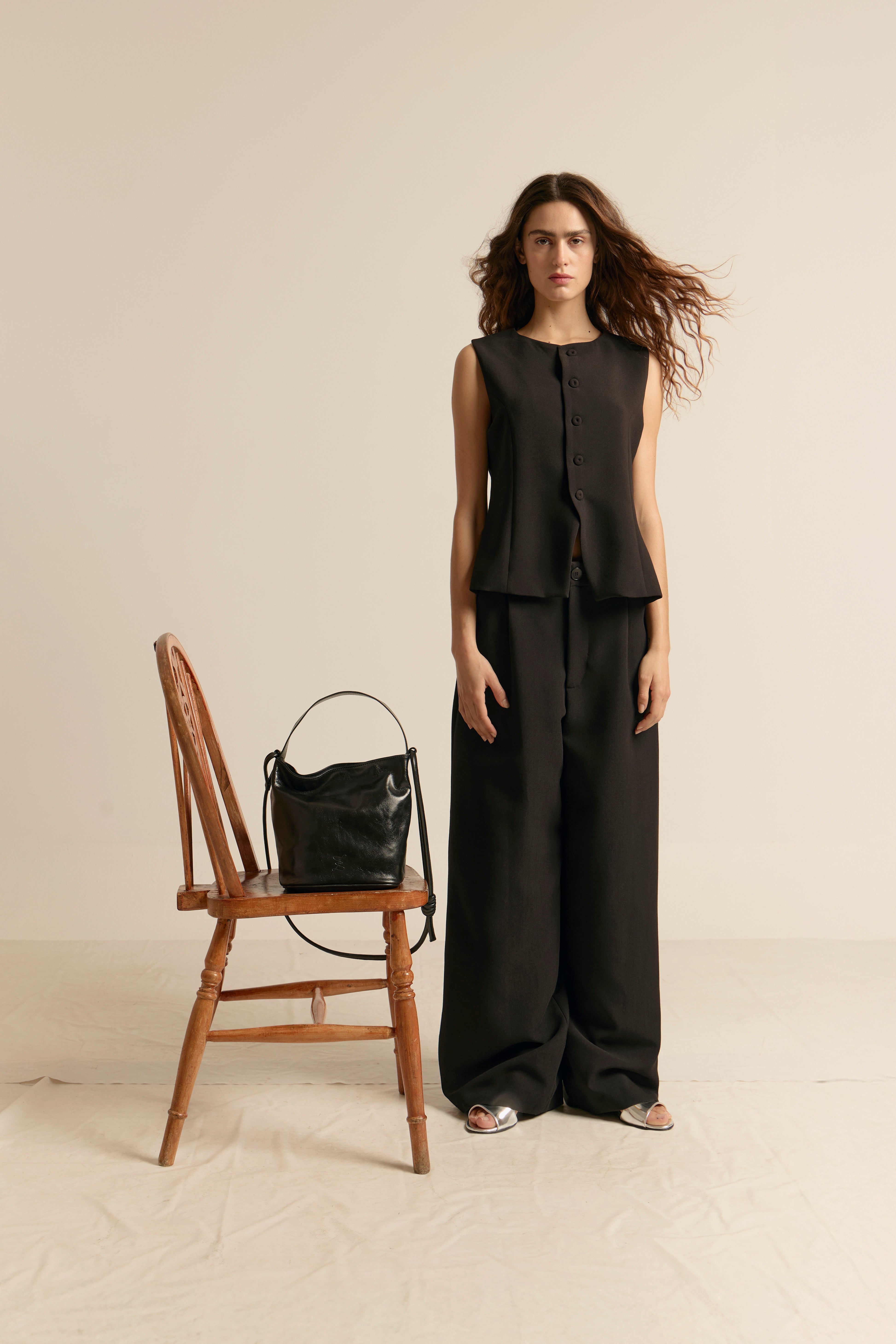 BOLSO CUBO M NEGRO ANILINA