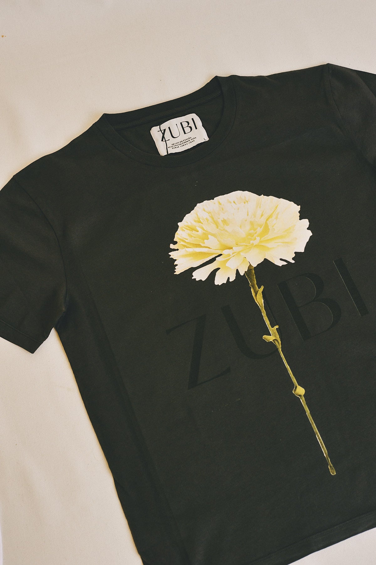 CAMISETA PLOMO CLAVEL AMARILLO