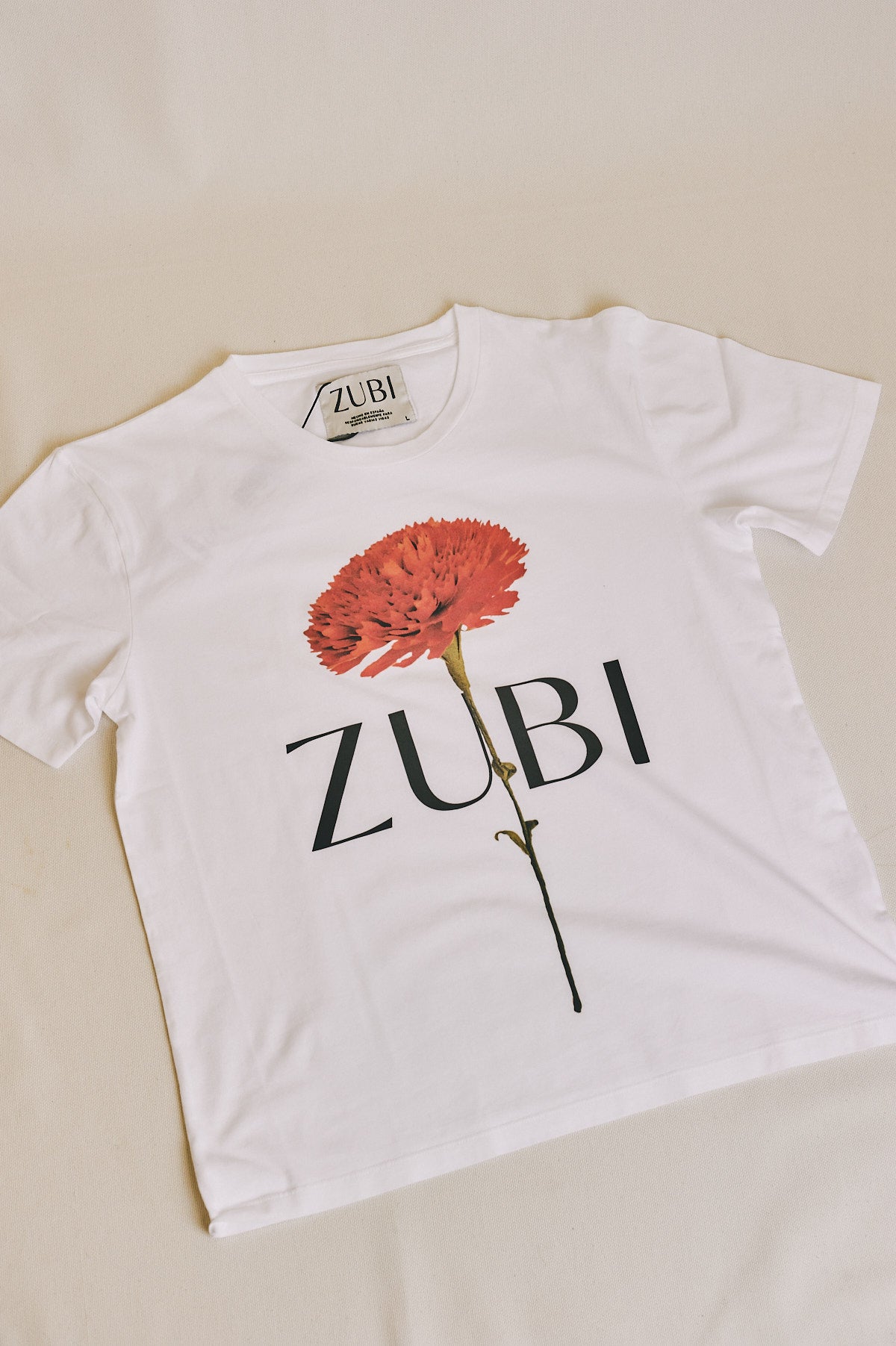 CAMISETA BLANCA CLAVEL ROJO