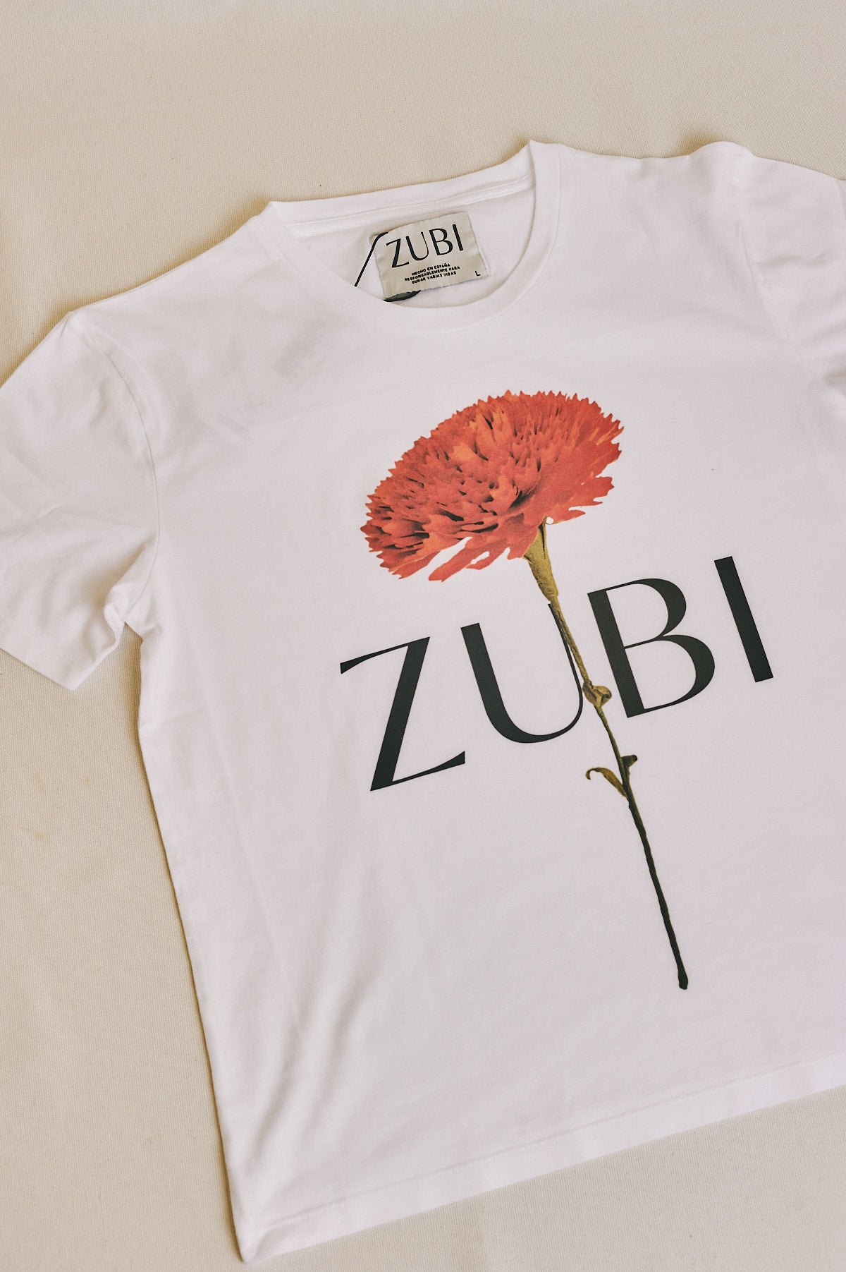 CAMISETA BLANCA CLAVEL ROJO