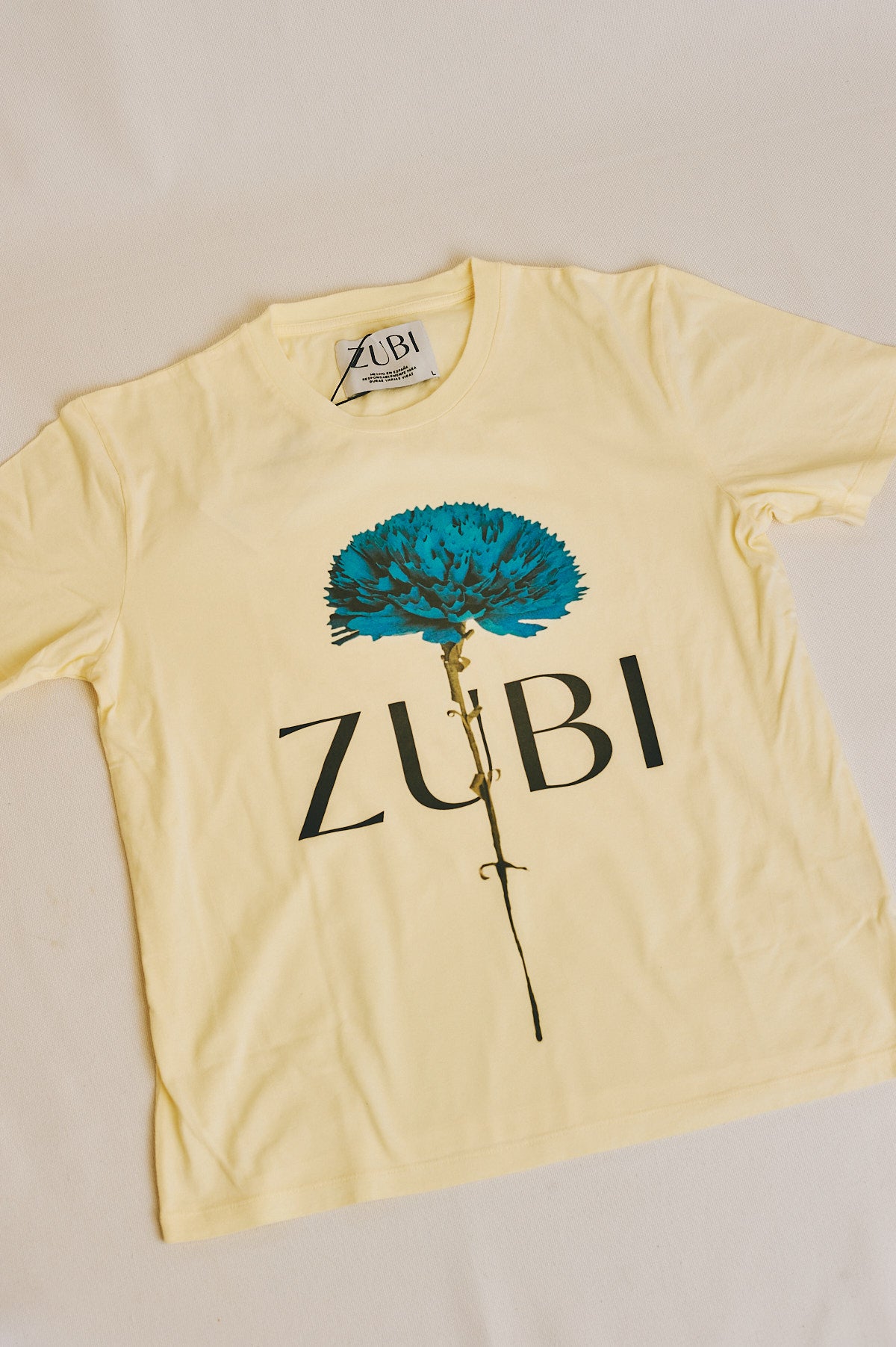 CAMISETA AMARILLA CLAVEL AZUL