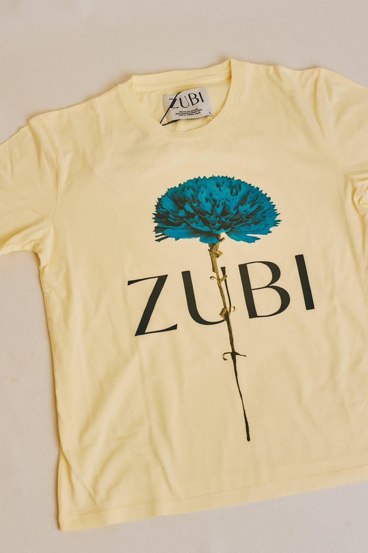 CAMISETA AMARILLA CLAVEL AZUL