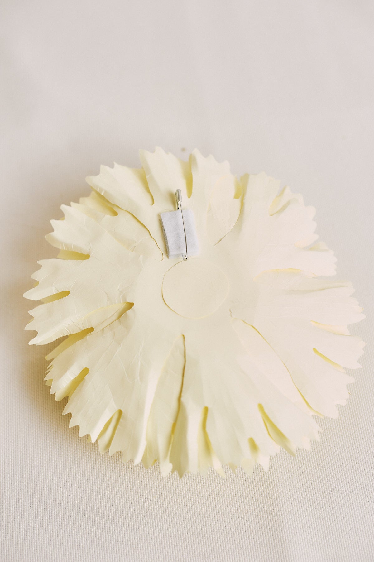 Broche Clavel Amarillo