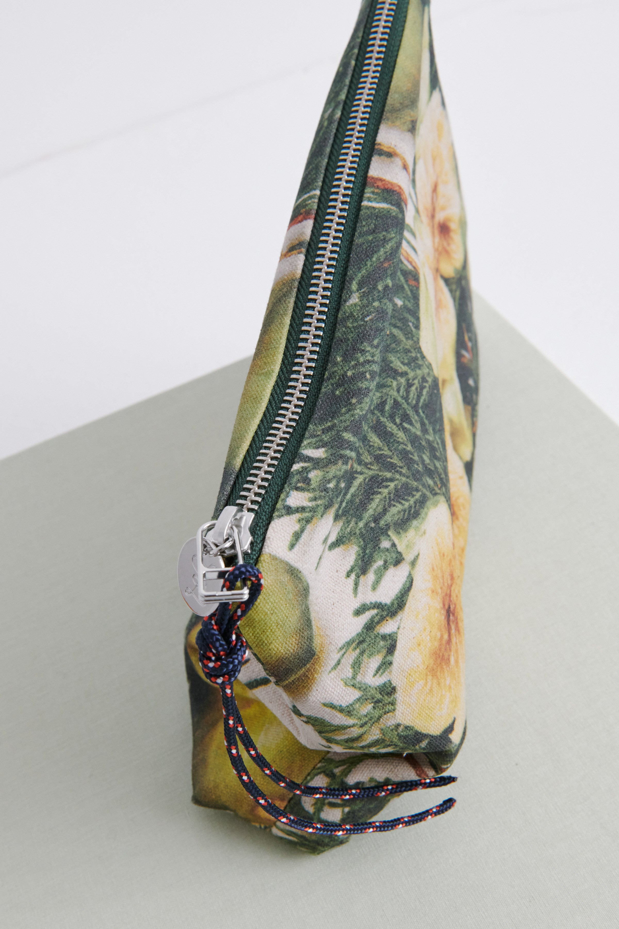 MIDI FIG UNDER RAIN G19