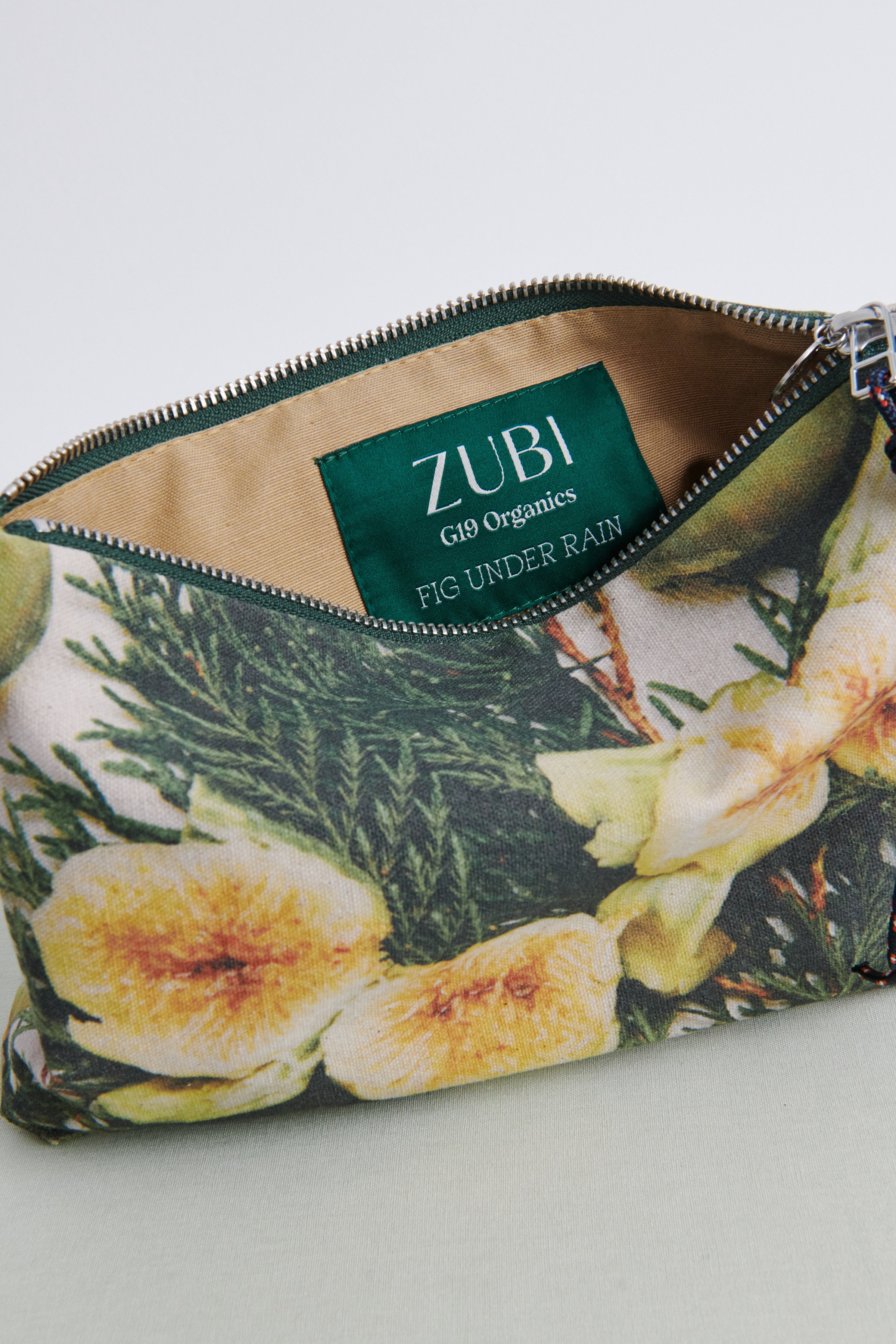 MIDI FIG UNDER RAIN G19