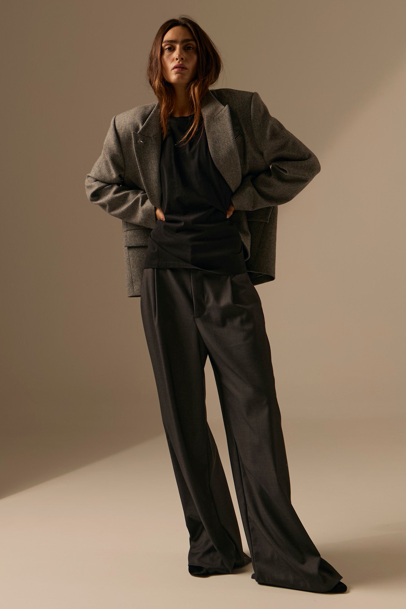traje gris de ZUBI