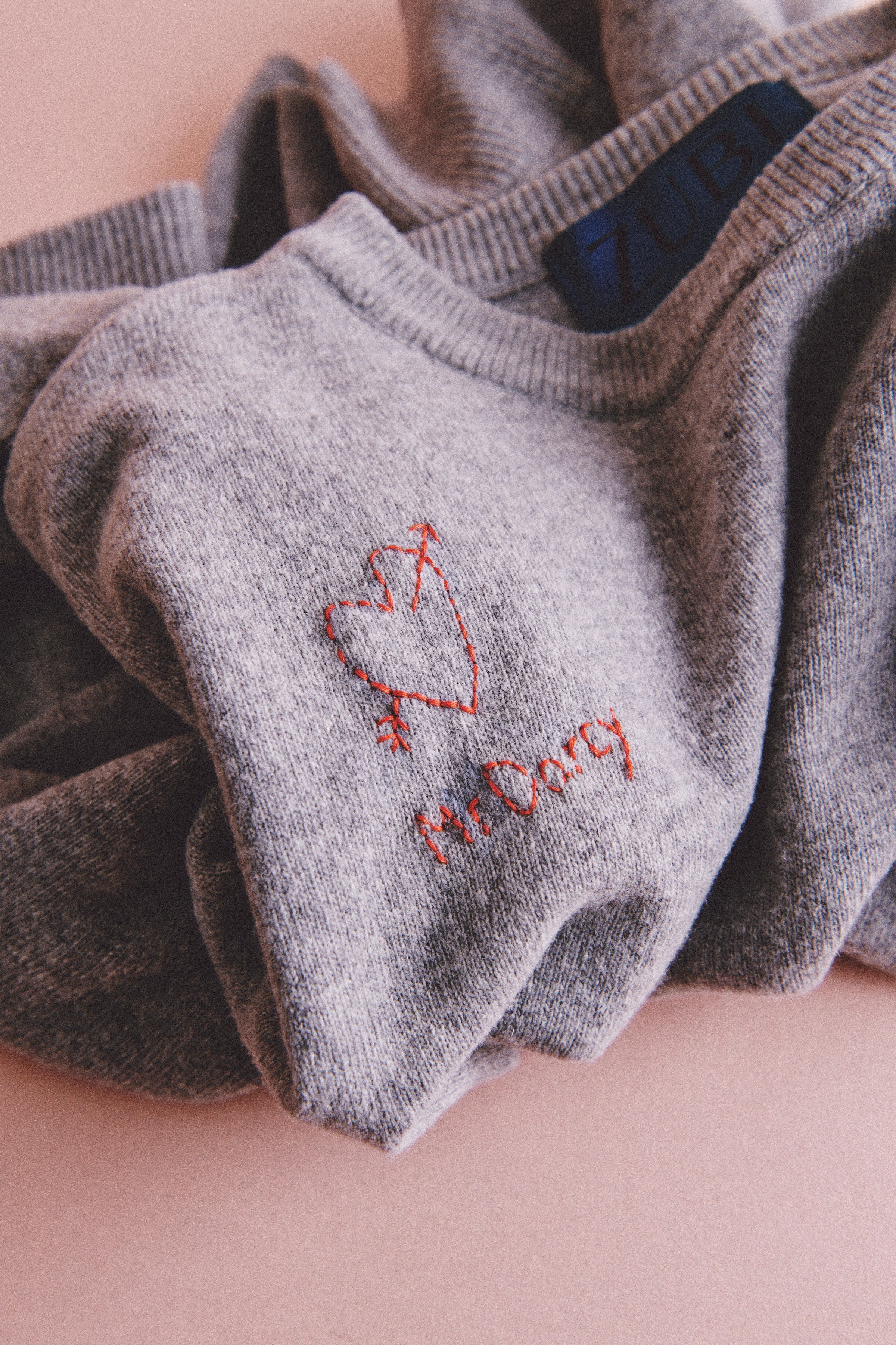 JERSEY PISCO GRIS BORDADO Mr. Darcy