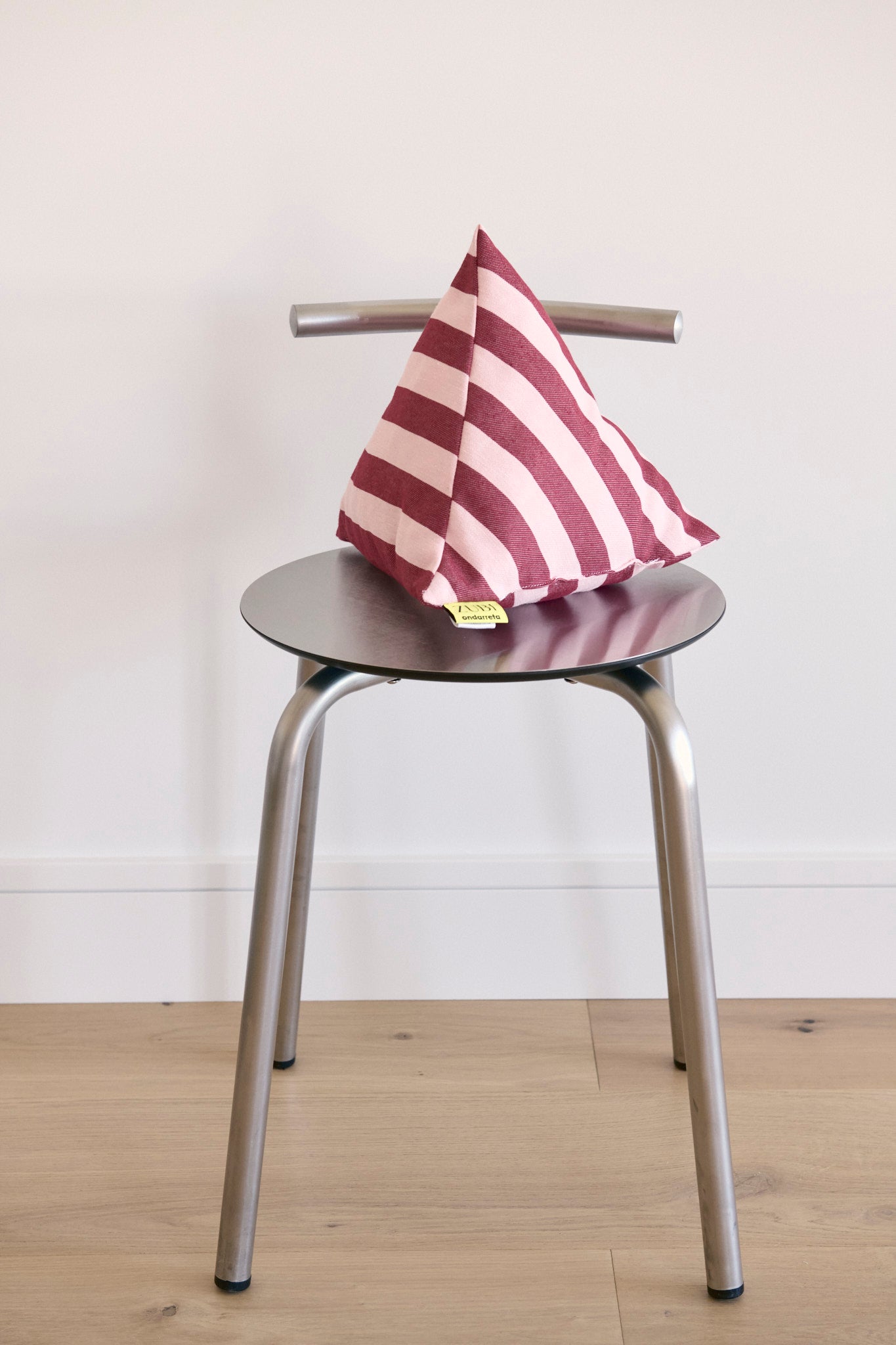 cojín de rayas de ZUBI