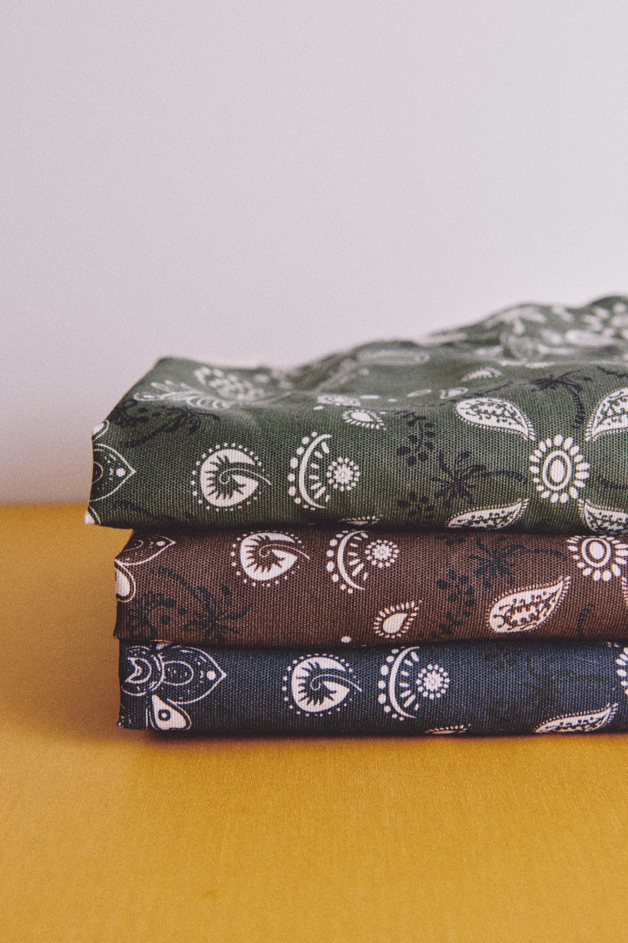 MANDIL BANDANA MARRON