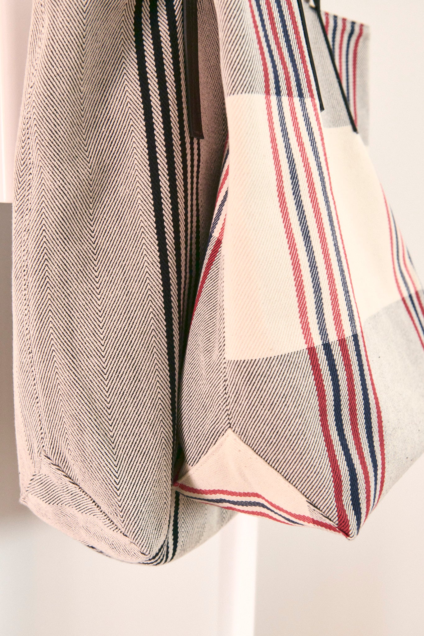 TOTE RAYAS BLANCO Y NEGRO