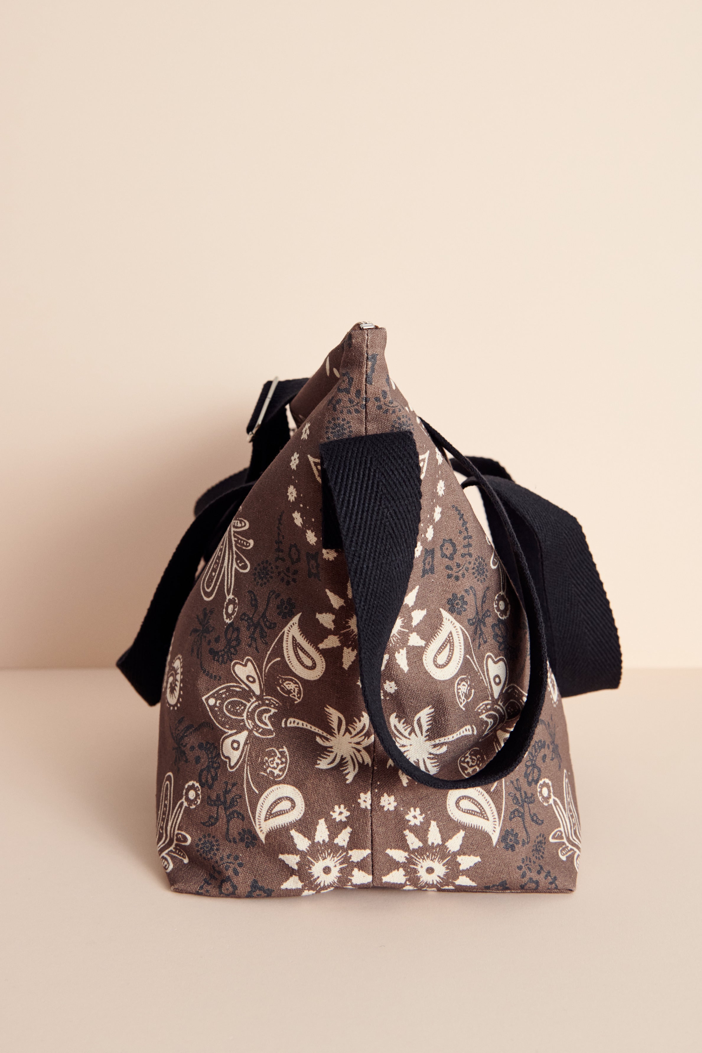 bolso de viaje marrón