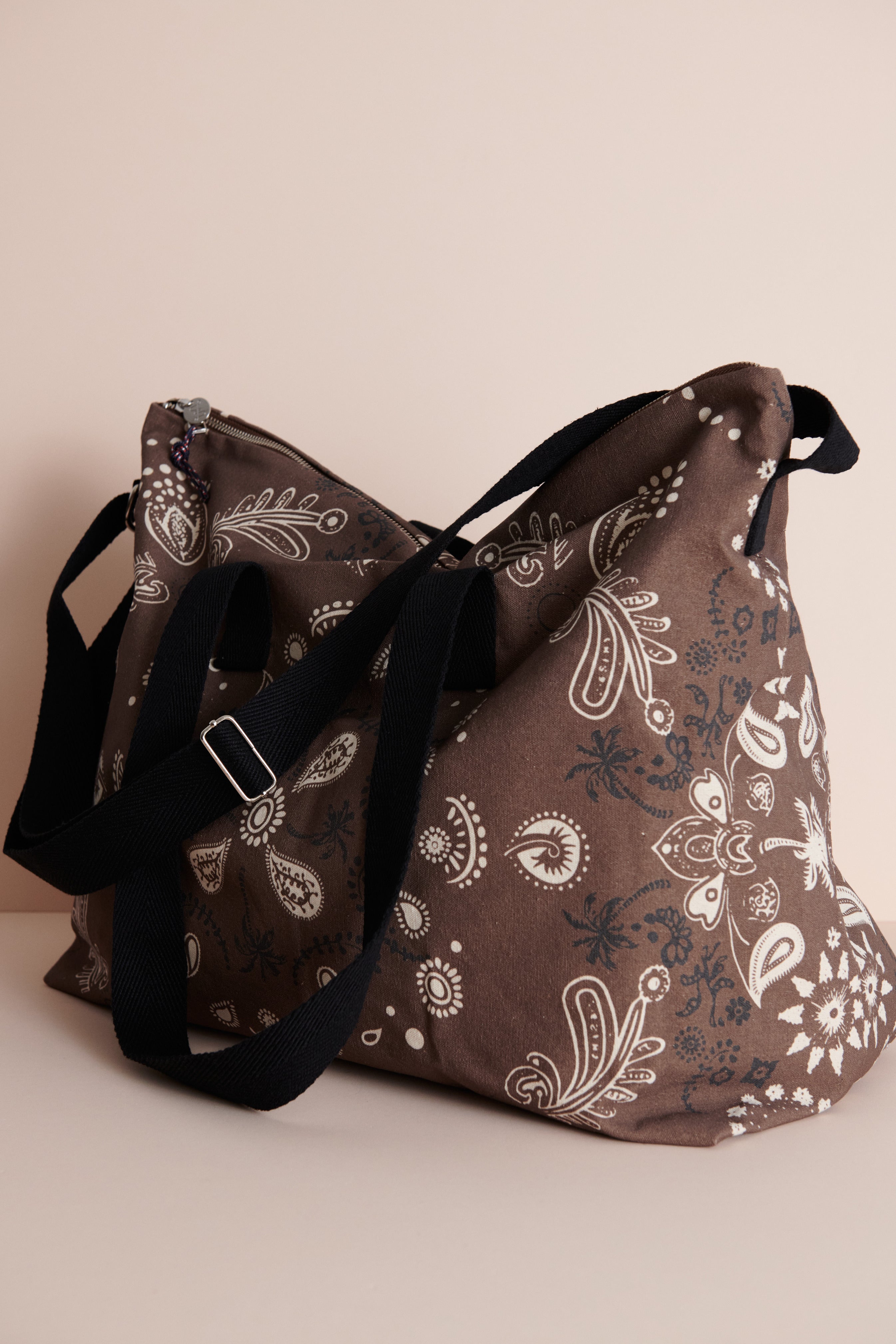 bolso de viaje marrón