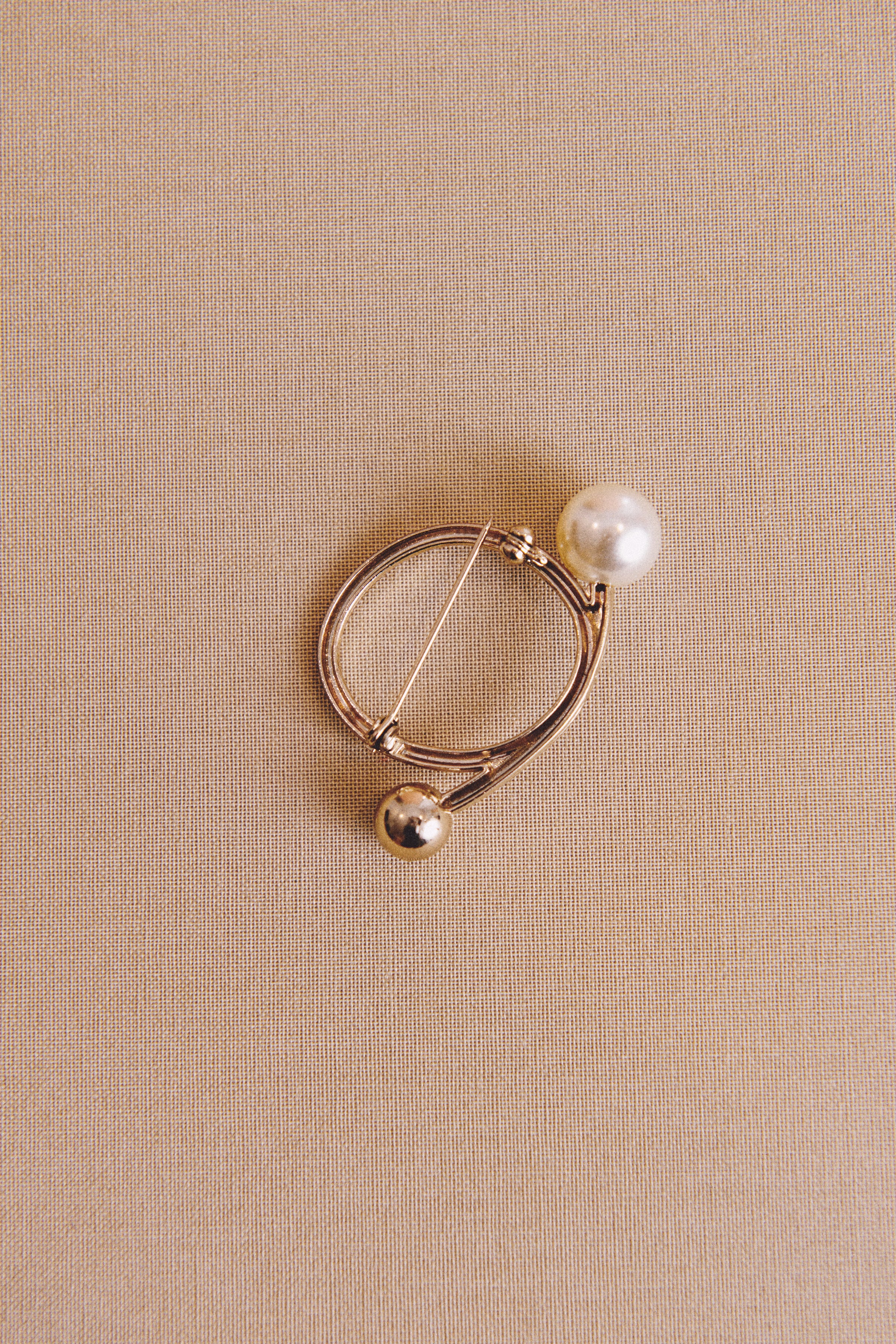 Broche redondo perla