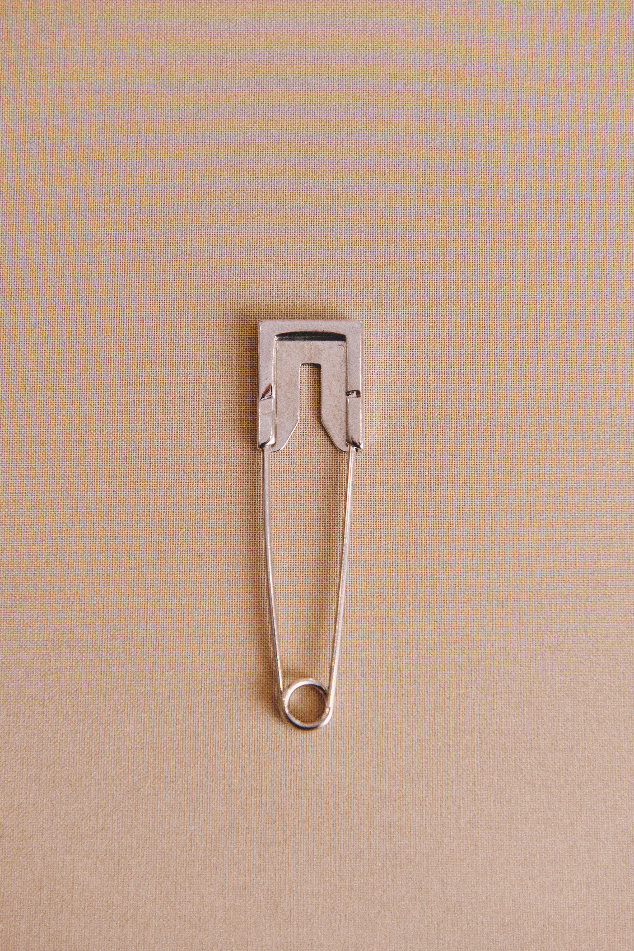 Broche plateado ZUBI