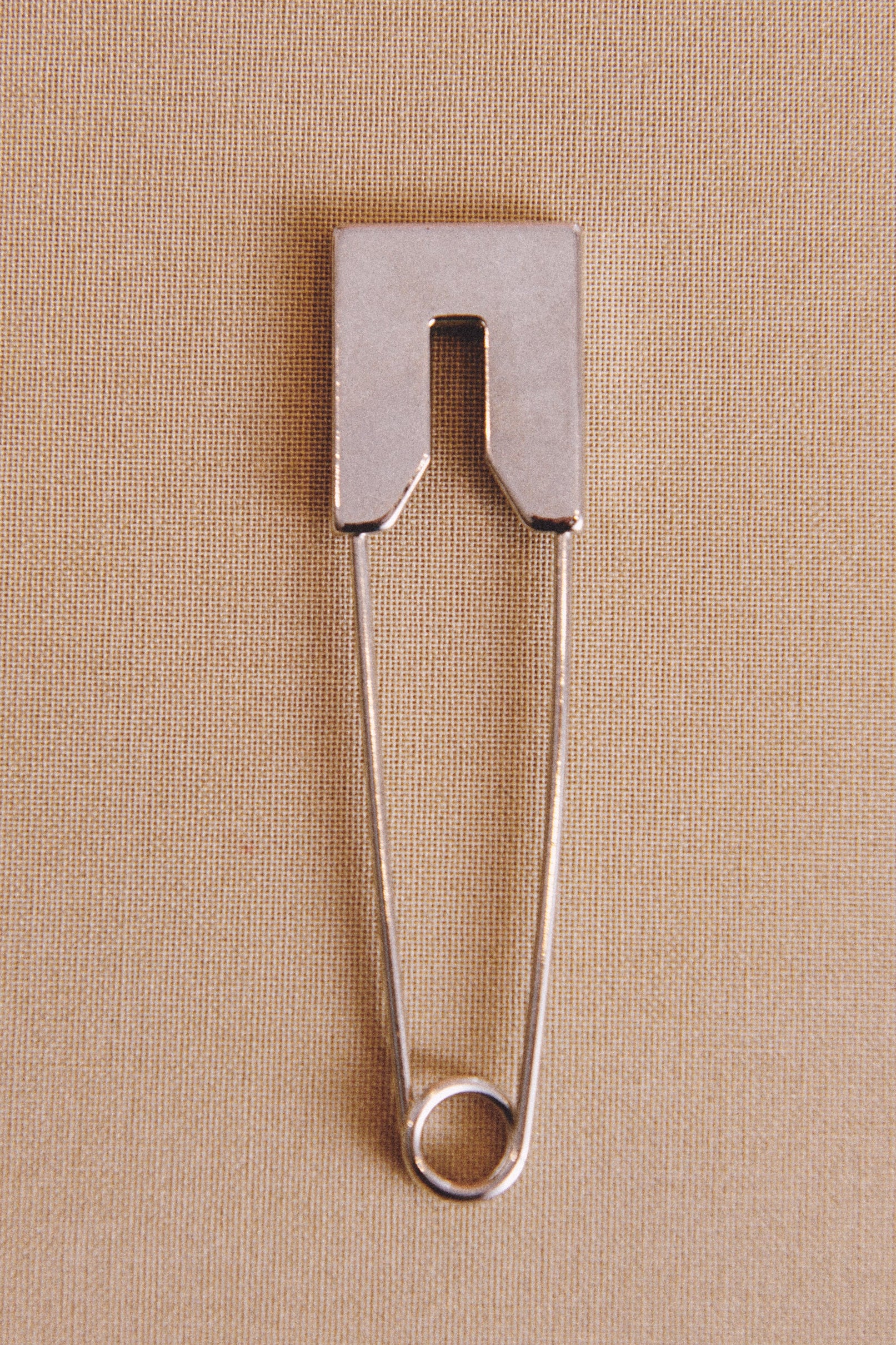 Broche imperdible plateado