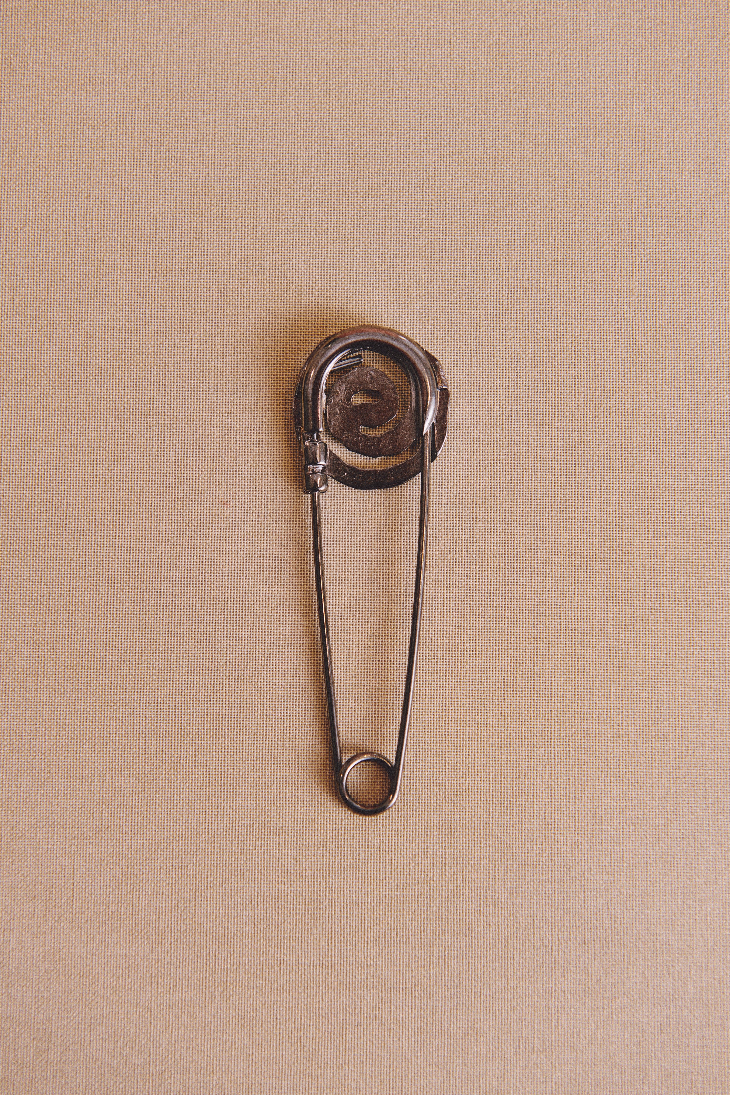 Broche plateado ZUBI