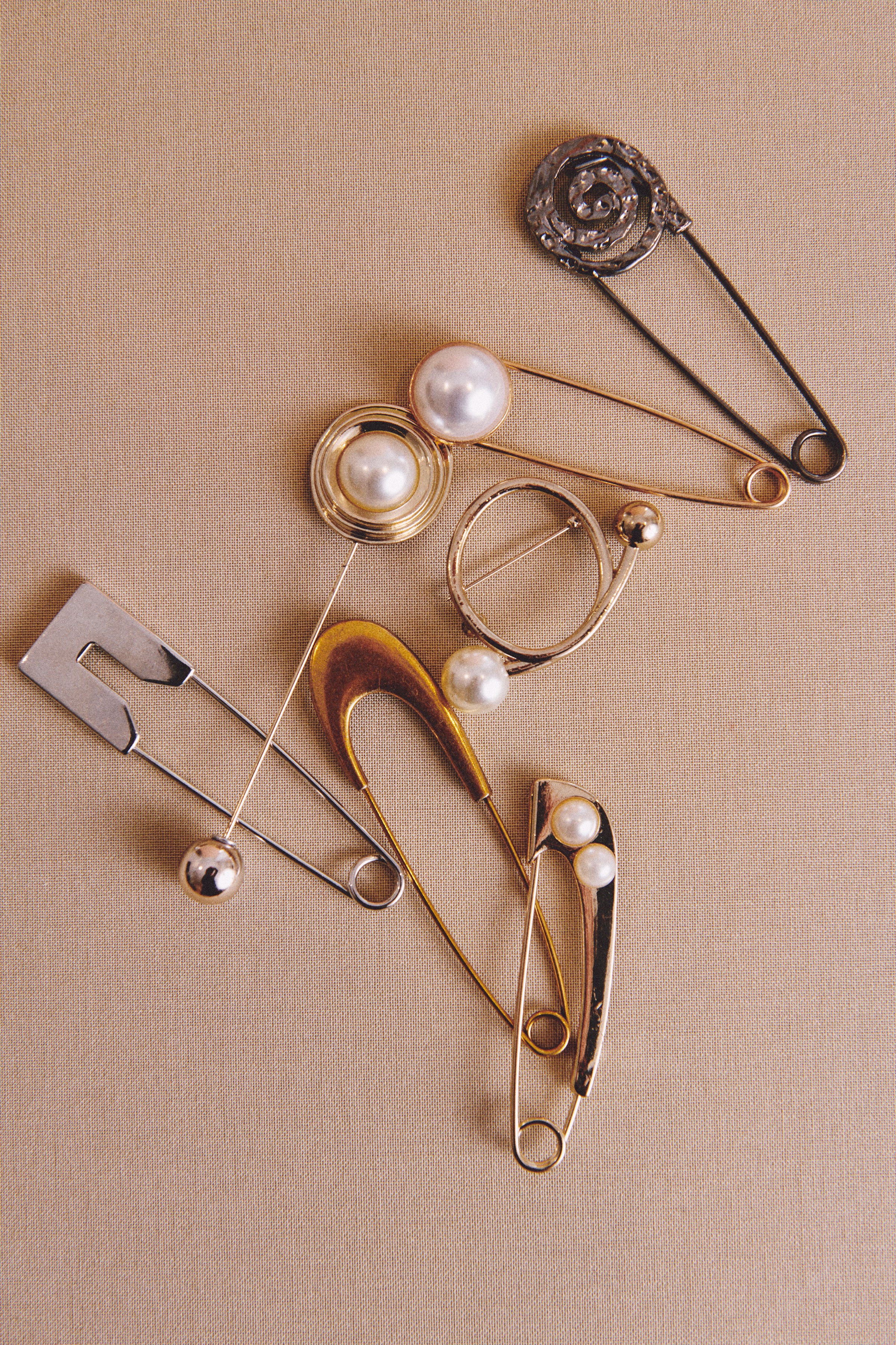 Broche con doble perla de ZUBI