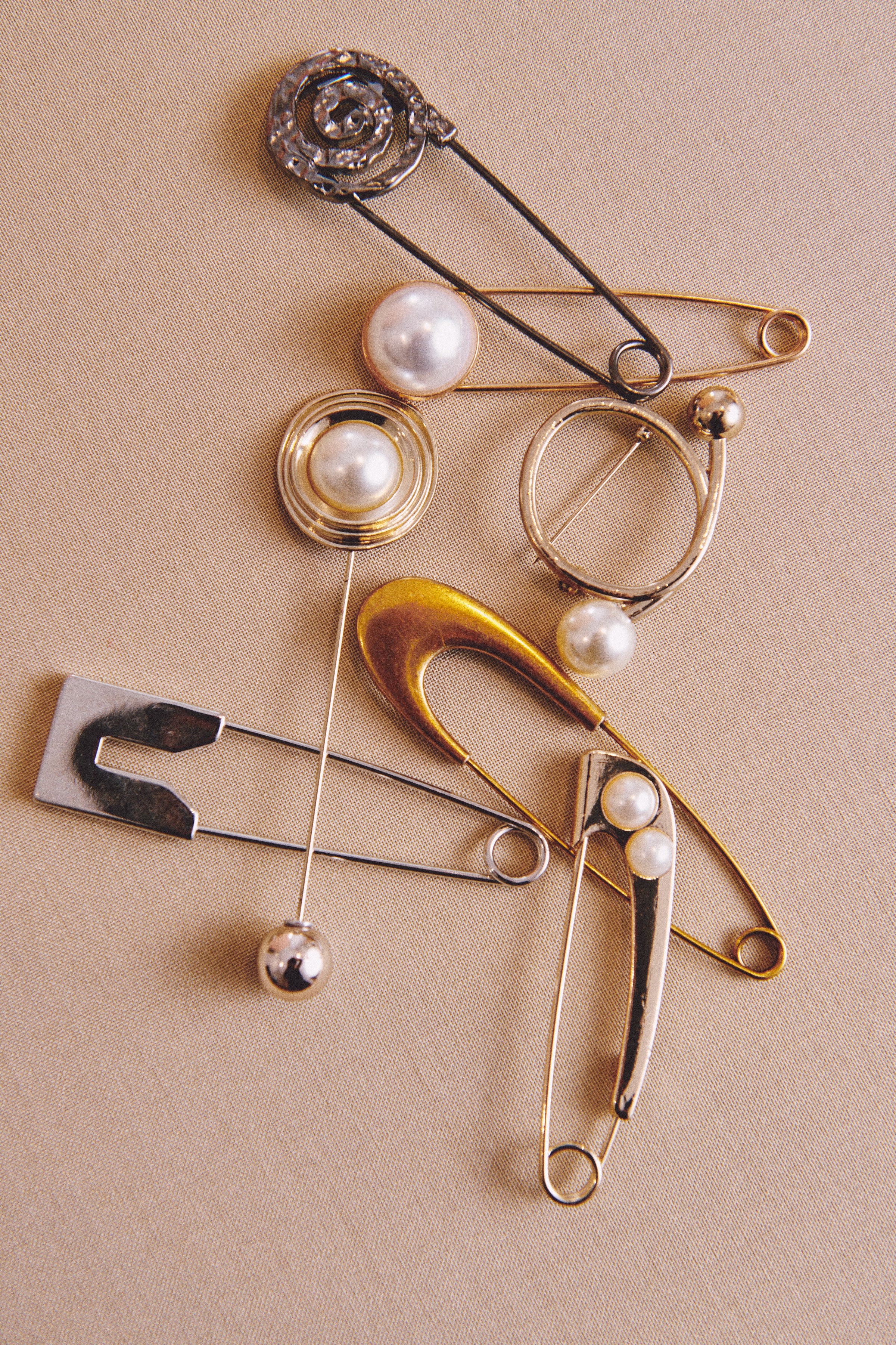 Broche dorado con dos perlas de ZUBI