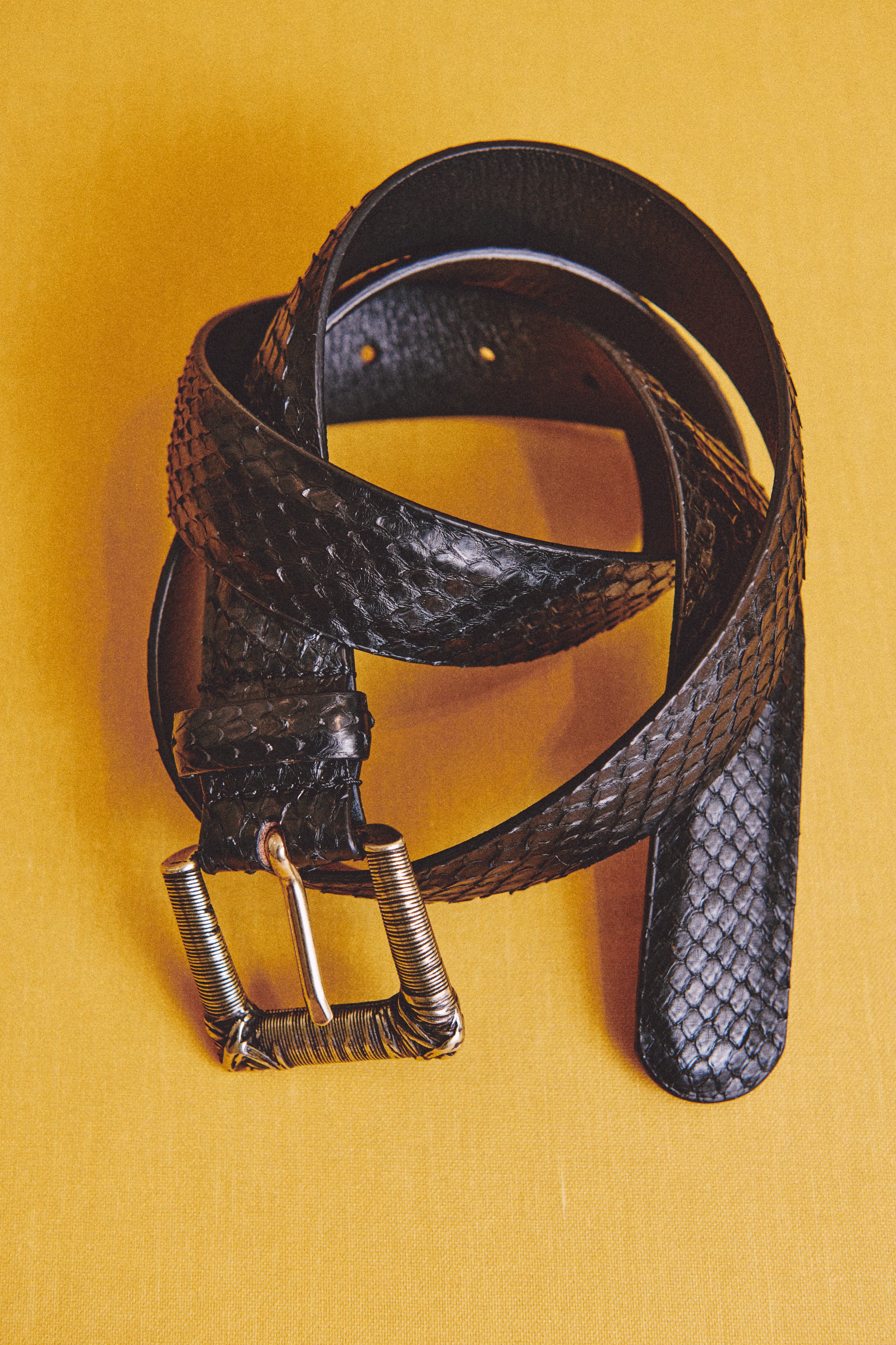 cinturón pitón negro de ZUBI