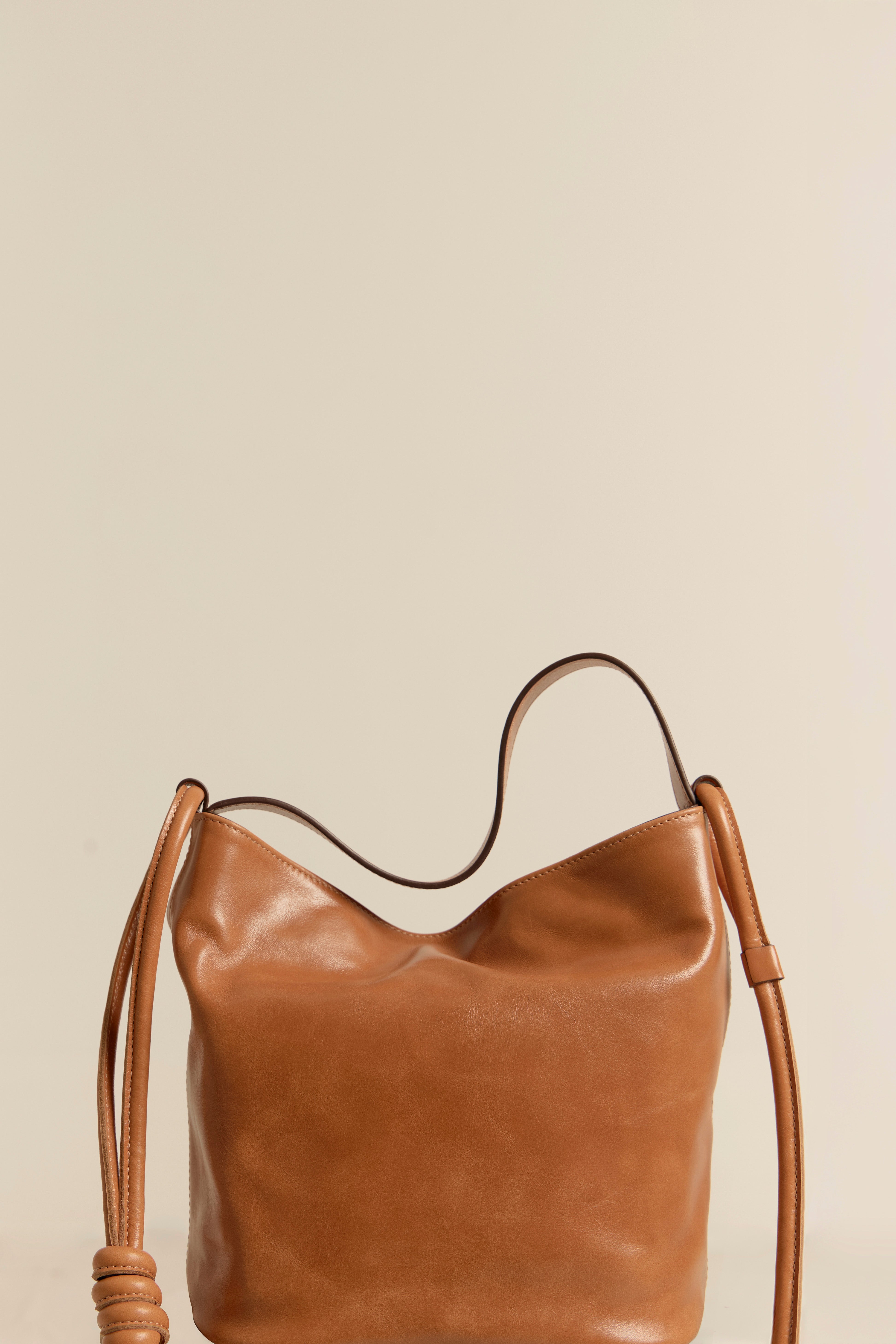 BOLSO CUBO M COGNAC ANILINA