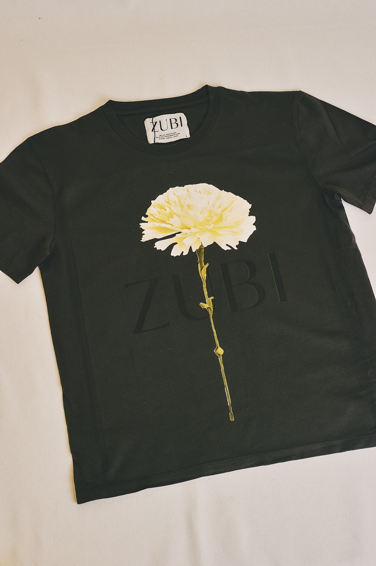 CAMISETA PLOMO CLAVEL AMARILLO