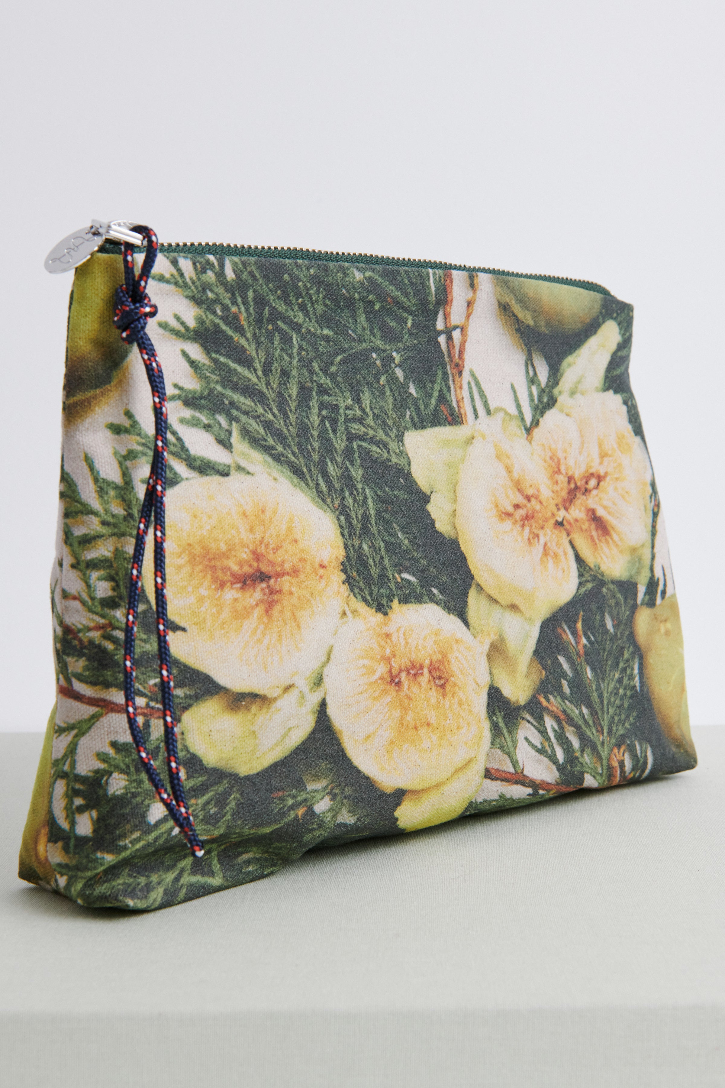 MIDI FIG UNDER RAIN G19