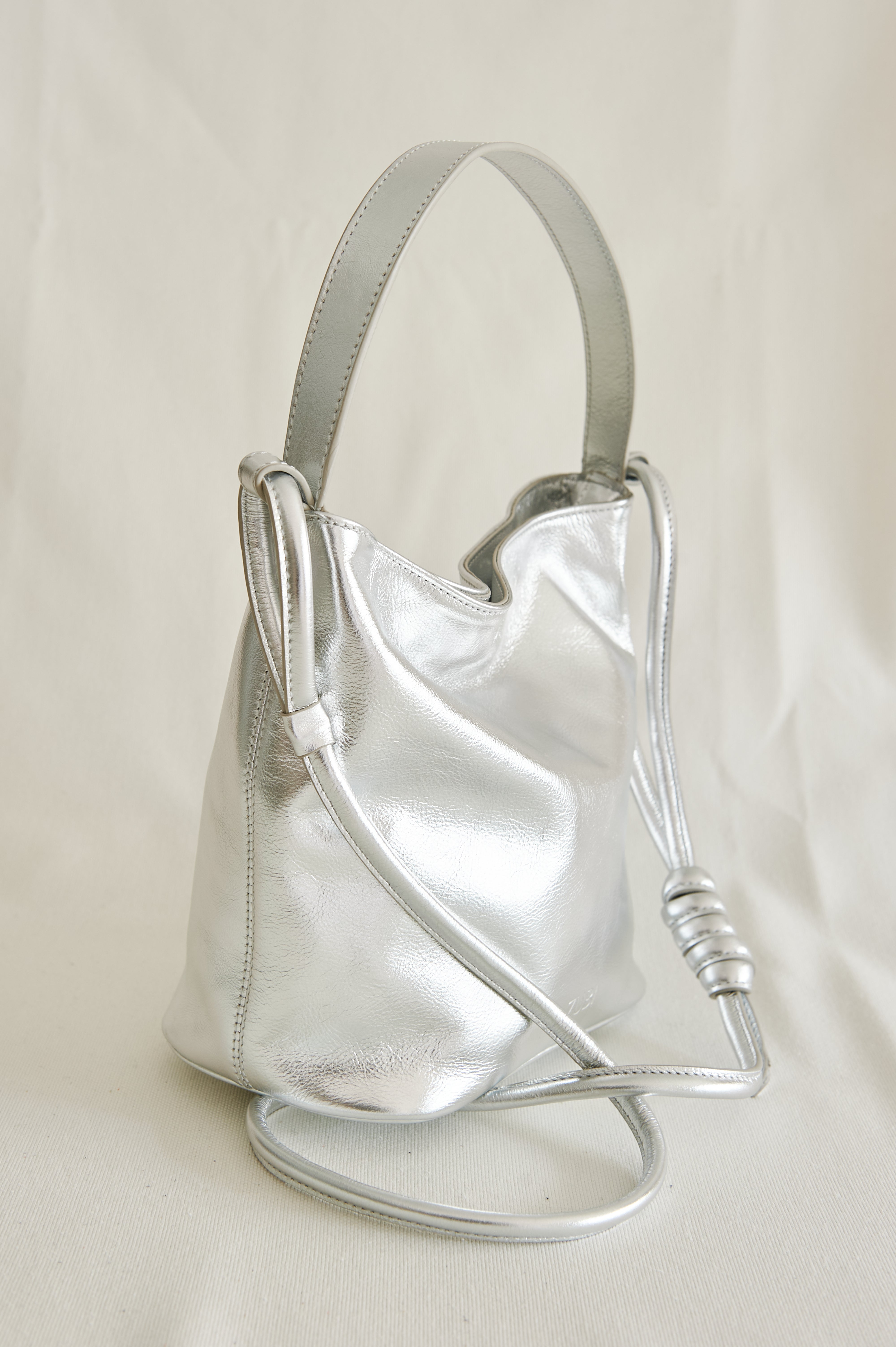 BOLSO CUBO M PLATEADO