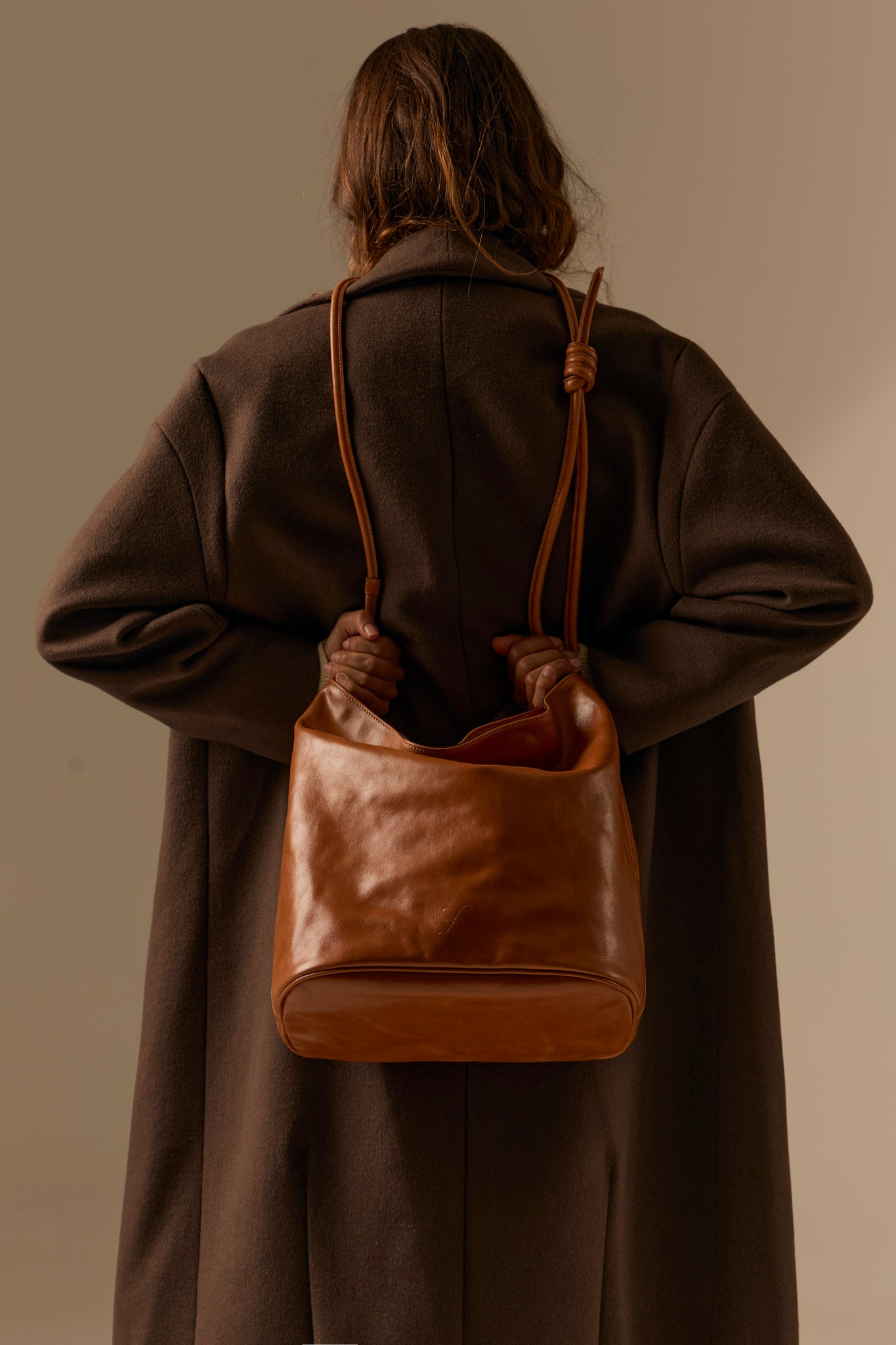 BOLSO CUBO L COGNAC ANILINA
