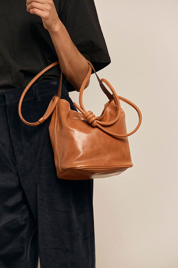 BOLSO CUBO M COGNAC ANILINA