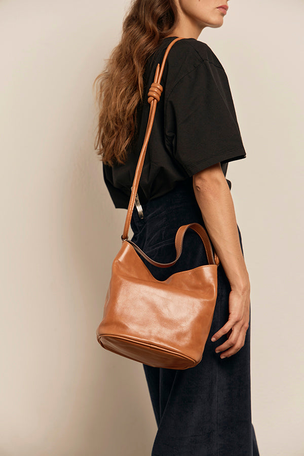 BOLSO CUBO M COGNAC ANILINA